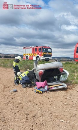 Un turismo se sale de la vía y queda volcado sobre su techo en Tudela Imagen del vehículo volcado tras el accidente.