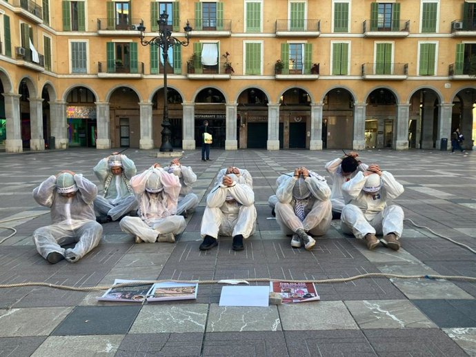 Activistas denuncian la "tortura generalizada" de los presos palestinos en cárceles israelís con una 'performance'