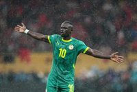 Senegal exhibe antes de un amistoso su trofeo de la Copa de África en señal de protesta