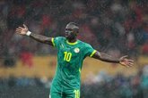 Foto: Senegal exhibe antes de un amistoso su trofeo de la Copa de África en señal de protesta