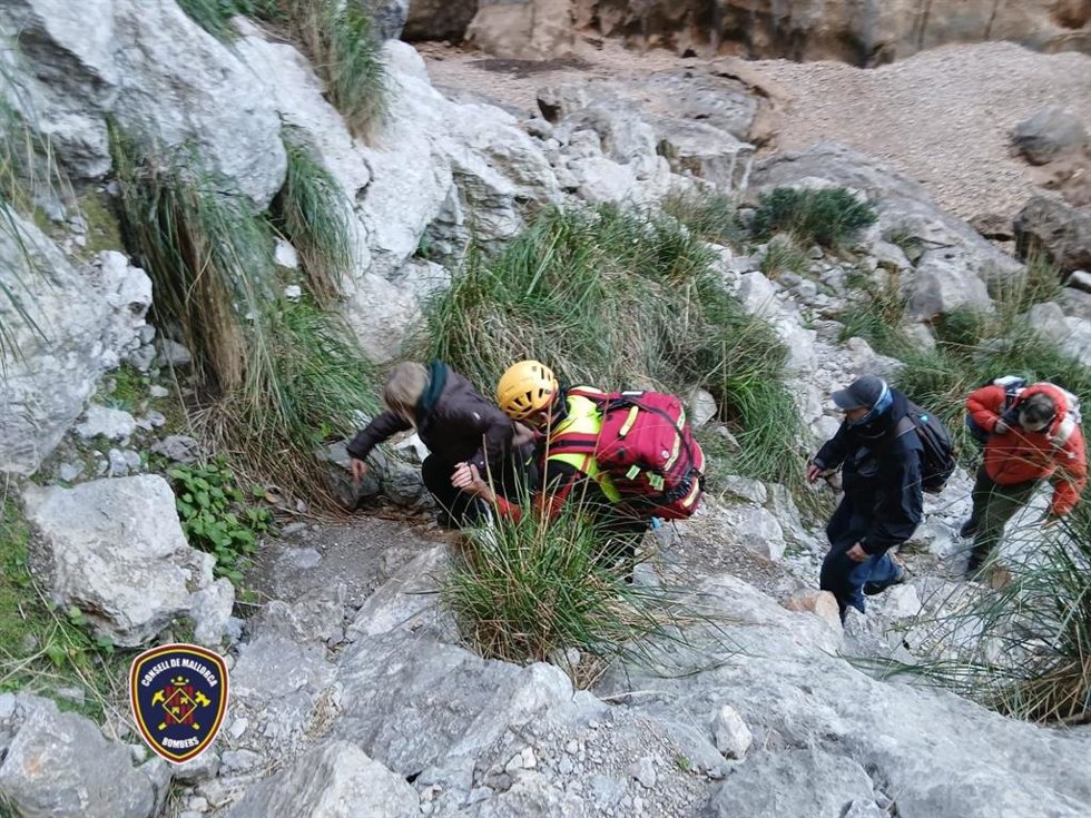 Efectivos de los Bomberos de Mallorca evacuan a un menor que ha sufrido un ataque de ansiedad en el Torrent de Pareis.