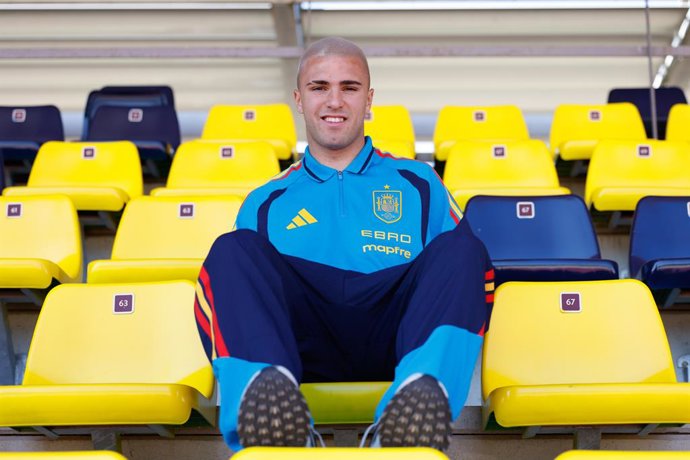 Pablo Garcia posa para uma foto após uma entrevista à Europa Press durante o treino da Seleção Espanhola Sub-21, antes da partida das eliminatórias do Campeonato Europeu Sub-21 da UEFA contra Chipre, na Ciudad del Fútbol, em 24 de março de 2026, em Las Ro