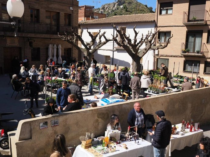 Ambiente en la plaza en la Feria de Artesanía de San Esteban de Litera.