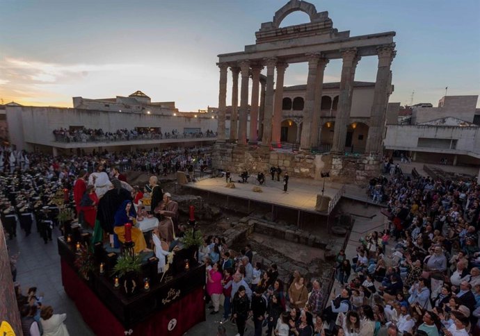 Archivo - Paso del Misterio de la Sagrada Cena a su paso por el Templo de Diana en Mérida.