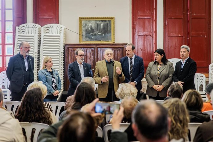 Anglarill agraint l'homenatge