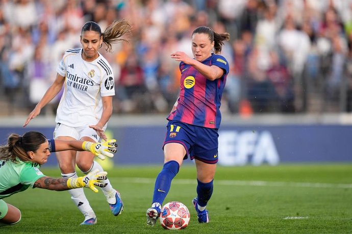 Ewa Pajor trata de regatear a Misa Rodríguez ante Maelle Lakrar en el Real Madrid-FC Barcelona de la ida de cuartos de la Liga de Campeones 25-26