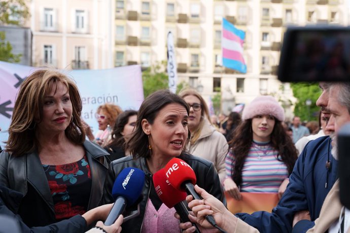 La secretaria política de Podemos y eurodiputada, Irene Montero, atiende a los medios de comunicación antes de una manifestación contra las agresiones a personas Lgtbi+ y la amenaza a sus derechos, a 28 de marzo de 2026, en Madrid (España). La Federación 