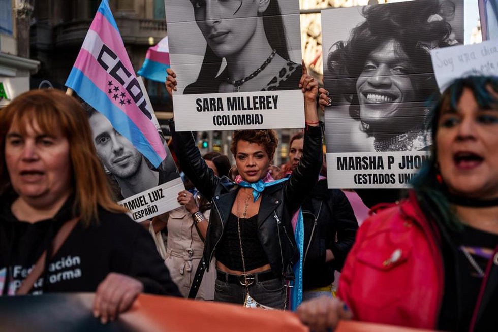Un grupo de personas durante una manifestación contra las agresiones a personas Lgtbi+ y la amenaza a sus derechos, a 28 de marzo de 2026, en Madrid (España).