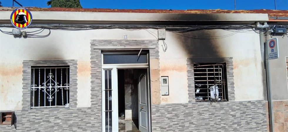 Bomberos del Consorcio Provincial de Valencia han actuado a la extinción de un incendio declarado en una vivienda de la localidad valenciana de Algemesí y han rescatado un bebé de la casa del lado.