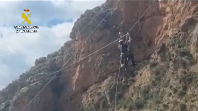 Rescatada una mujer tras quedar atrapada en mitad de una tirolina de la Vía Ferrata de Güéjar Sierra.