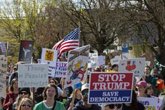 Foto: Miles de manifestantes protestan contra Trump y la guerra en ciudades de EEUU