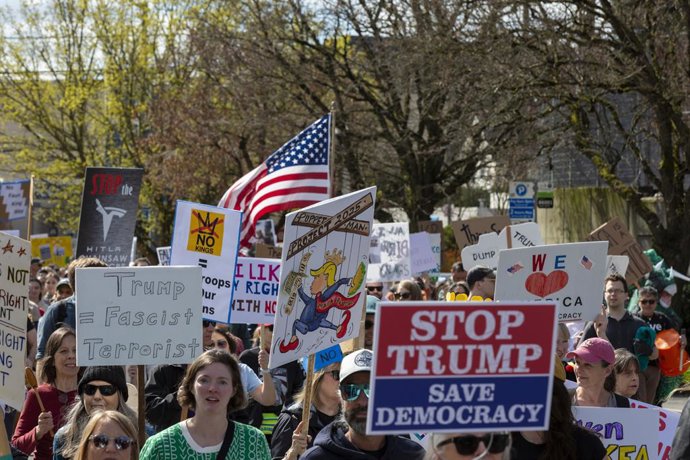 28 de março de 2026, Seattle, Washington, EUA: Centenas de manifestantes marcham pelo centro de Seattle antes do terceiro protesto “No Kings” e da marcha em Capitol Hill no sábado, 28 de março de 2026. Os organizadores esperam que 100 mil pessoas particip