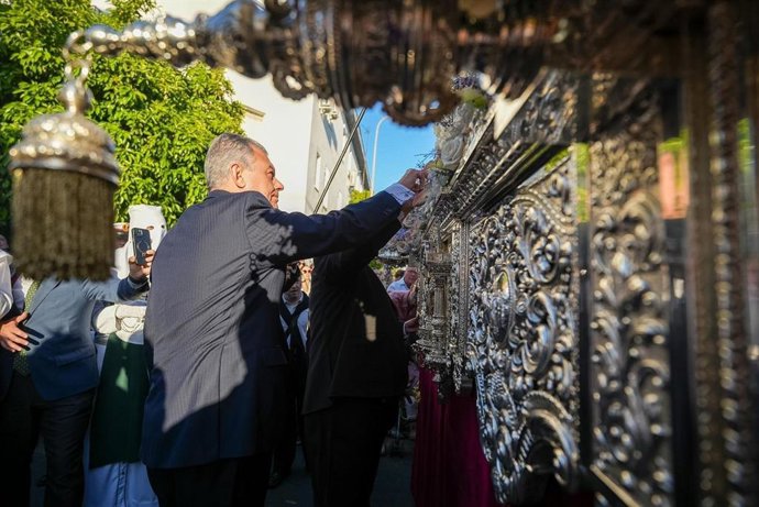 Imagen del alcalde de Sevilla, José Luis Sanz, visitando las hermandades del Sábado de Pasión.