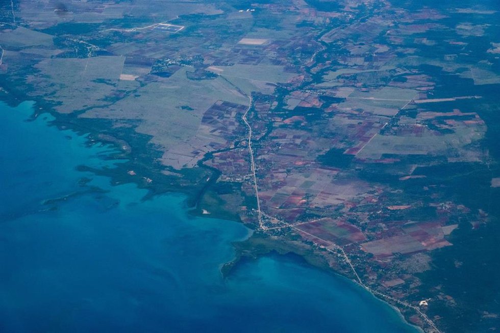 Archivo - Vista aérea de la costa sur de Cuba