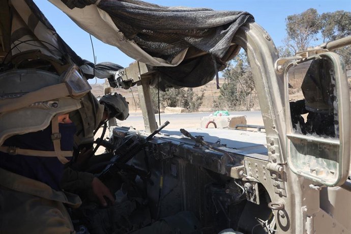 Archivo - Tropas israelíes en la frontera con la Franja de Gaza