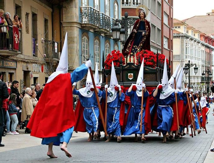 Cofradía de San Juan Evangelista, con los sanjuaninos portando el paso de San Juan.