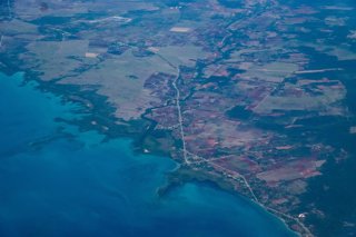 Archivo - April 16, 2025, Cuba: Aerial view of the southern coast of Cuba on April 16, 2025 in Jamaica.