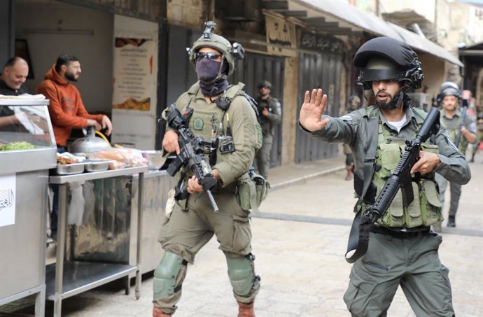Archivo - Arquivo - 11 de fevereiro de 2026, Tubas, Cisjordânia, Palestina: Um soldado faz um gesto e impede que moradores entrem no mercado durante uma operação de segurança no bairro de Qasaba, na Cidade Velha de Nablus, na Cisjordânia. O Centro de Info