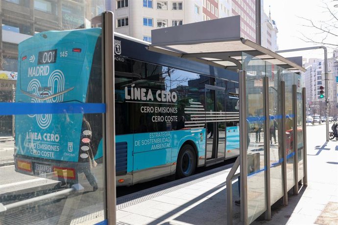 Archivo - Un autobús de la línea 001, a 23 de febrero de 2026, en Madrid (España). Las líneas cero emisiones de EMT Madrid, la 001 (Estación de Atocha-Moncloa) y 002 (Puerta de Toledo-Argüelles), cumplen seis años con 16,4 millones de viajeros transportad