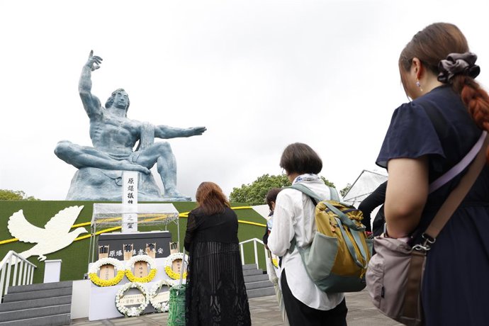 Archivo - Arquivo - 9 de agosto de 2025, Nagasaki, Japão: Pessoas fazem fila para rezar em frente à Estátua da Paz após a cerimônia em memória das vítimas do bombardeio atômico no Parque da Paz, em Nagasaki. Este ano marca o 80º aniversário do bombardeio 