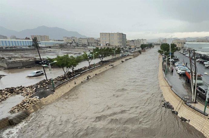 Archivo - SANAA, Aug. 24, 2025  -- This photo taken with a mobile phone shows a scene of flood-affected areas in Sanaa, Yemen, Aug. 23, 2025. Yemen's capital Sanaa has been experiencing heavy rains since Saturday, which triggered floods in many parts of t