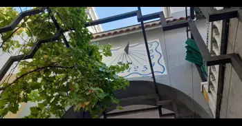 Moscardó, el barrio de Madrid que mide el tiempo sin adelantar la hora en sus 17 relojes de sol