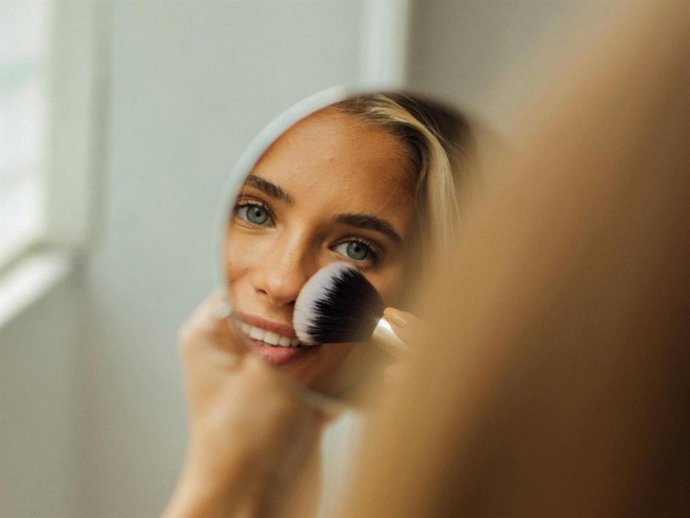 Menos artificio, más identidad: la revolución silenciosa que transforma el make up en lenguaje personal