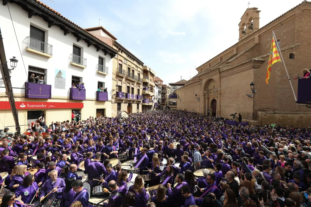 Multitud de personas tocan tambores en la Plaza de España de Calanda