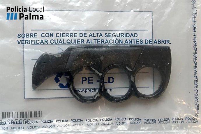 El puño americano con el que un detenido trató de agredir a unos agentes.