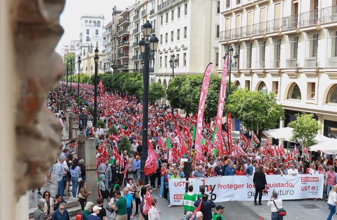 Archivo - Decenas de personas durante la manifestación por el Día del Trabajador en Sevilla. Imagen de archivo