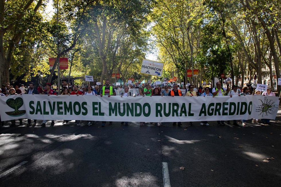 Archivo - Decenas de personas durante la manifestación bajo el lema "Salvemos el mundo rural agredido", a 4 de octubre de 2025, en Madrid (España). 