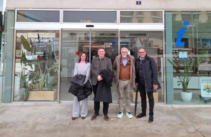 El conseller de Turismo del Consell de Mallorca, Guillem Ginard, en la oficina de turismo de Alcúdia.