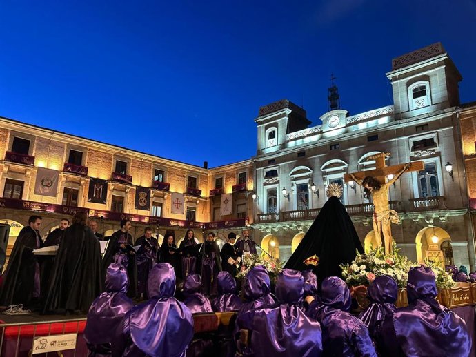 La Procesión de los Estudiante de la UCAV ilumina el Sábado de Pasión en Ávila