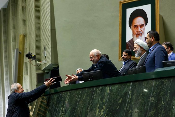 Archivo - December 23, 2025, Tehran, Iran: Iranian President MASOUD PEZESHKIAN (L) submits next year's budget bill draft to the parliament speaker MOHAMMAD BAGHER QALIBAF in Tehran. Pezeshkian presented a draft state budget to the parliament for the comin