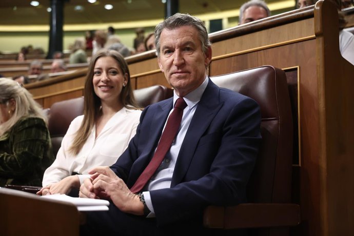 La portavoz del PP en el Congreso, Ester Muñoz y el presidente del Partido Popular, Alberto Núñez Feijóo, durante una sesión de control al Gobierno, en el Congreso, a 25 de marzo de 2026, en Madrid (España). Sánchez y Feijóo se miden este miércoles en el 
