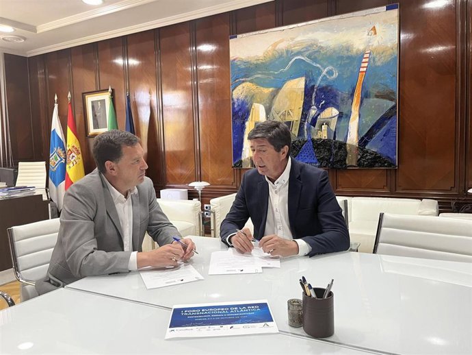 Archivo - El presidente del Consejo Económico y Social de Andalucía y vicepresidente de la Red Transnacional Atlántica, Juan Marín (derecha), junto al presidente del Puerto de Huelva, Alberto Santana. (Foto de archivo).