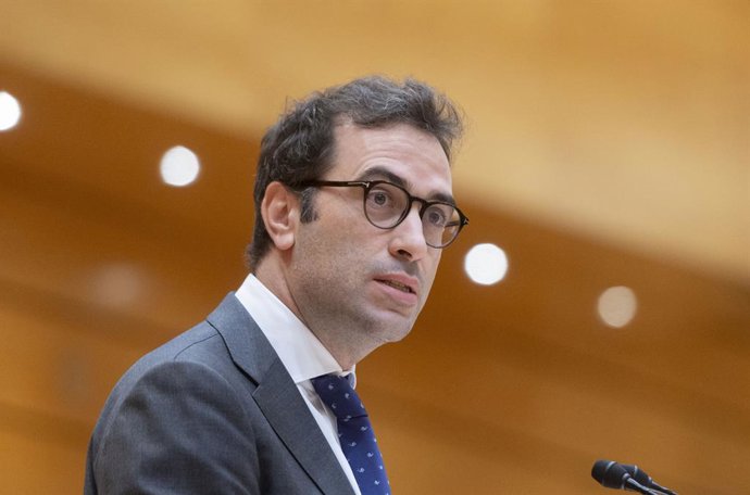 Archivo - Arxivo - El ministre d'Economia, Carlos Cos, intervé durant una sessió de control en el Senat, a 8 d'abril de 2025, a Madrid (Espanya)