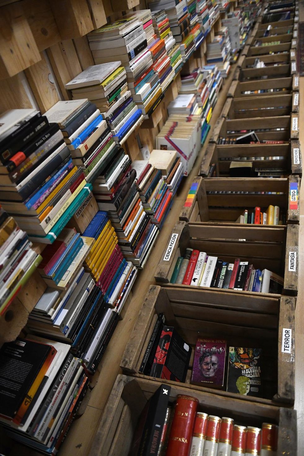 Archivo - Tienda de libros de segunda mano TUUULIBRERÍA, en la calle Embajadores, a 22 de abril de 2022, en Madrid (España).