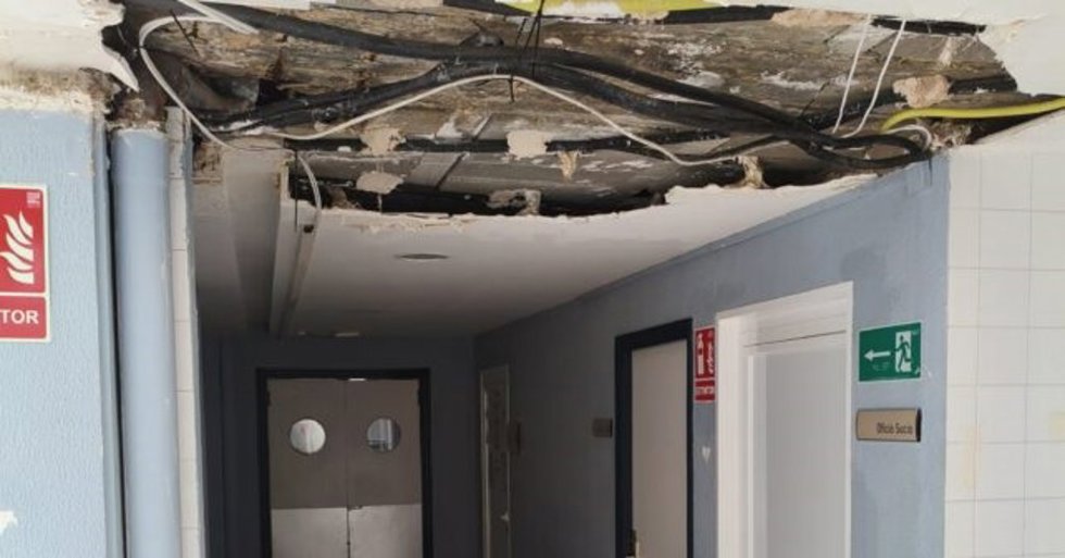 Caída de parte del falso techo del centro de salud de La Palma del Condado (Huelva).