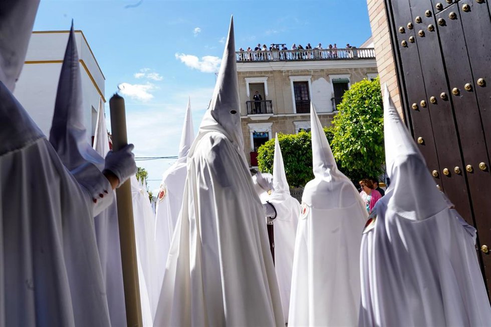 Archivo - Nazarenos de la Hermandad de la Paz , en la Iglesia de San Sebastián durante la salida de la cofradía
