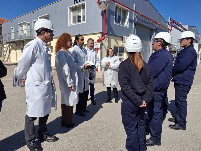 La directora general del SEF, Pilar Valero, durante su visita a los alumnos en prácticas.