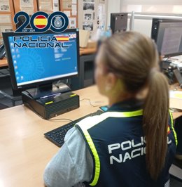 Archivo - Imagen de una agente de la Policía Nacional.