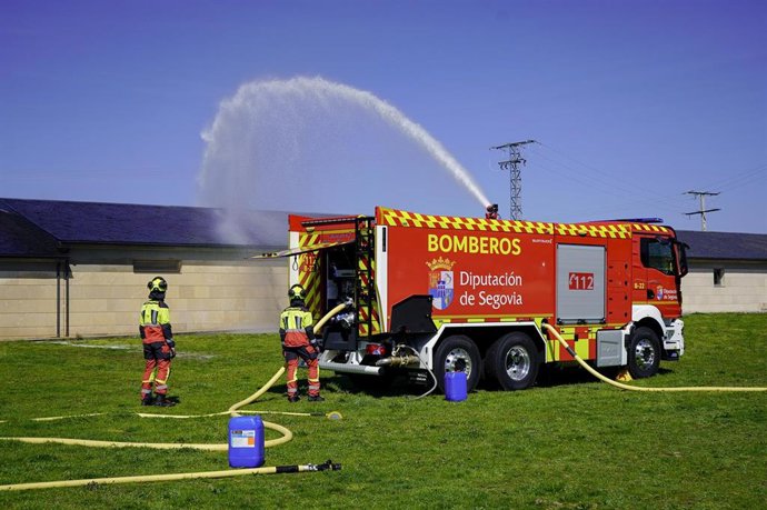 Bomberos de Diputación de Segovia aprenden a usar una bomba nodriza pesada