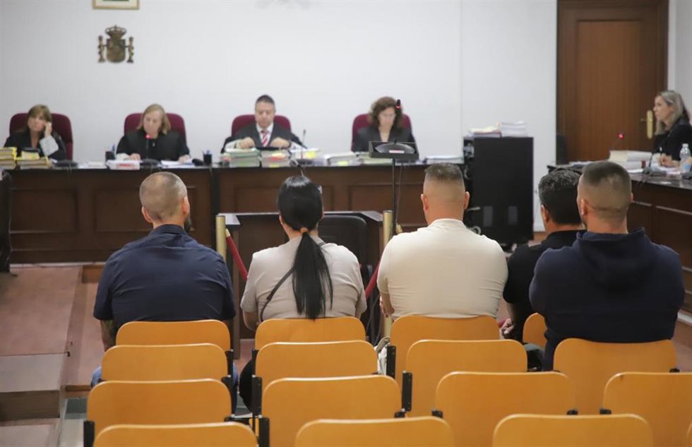 Archivo - Los acusados por el hundimiento del pesquero Rúa Mar en 2020 cuando supuestamente transportaba un alijo de drogas durante el juicio celebrado en Algeciras en 2025. ARCHIVO.