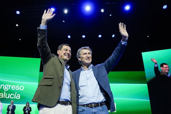 Archivo - El presidente del PP, Albero Nuñez Feijoo, junto a el presidente de la Junta de Andalucía, Juanma Moreno, durante el congreso del PP-A. A 9 de noviembre de 2025.