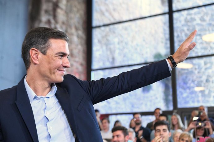 Archivo - Arquivo - O secretário-geral do PSOE e presidente do Governo, Pedro Sánchez, cumprimenta as pessoas ao chegar a um evento da campanha “O Governo do Povo”, no Palácio de Congressos, em 15 de setembro de 2022, em Toledo, Castela-La Mancha (Espanha