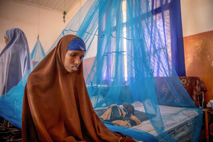 Archivo - December 19, 2022, Mogadishu, Somalia: Fadumo Manur sits beside her two-years-old son in the malnutrition stabilization ward of Bay Regional Hospital, Baidoa. The Horn of African country is suffering from its worst drought in decades, with milli