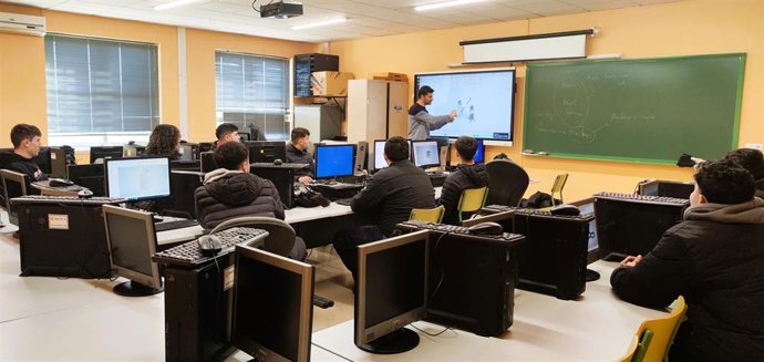 Alumnos trabajando en los ensayos de drones.