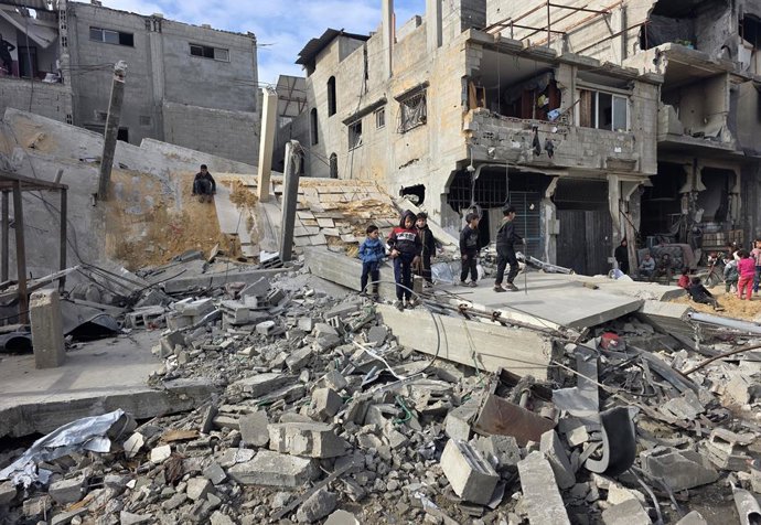 Archivo - Arquivo - 6 de fevereiro de 2026, Khan Yunis, Faixa de Gaza, Território Palestino: Palestinos deslocados inspecionam os danos após aeronaves israelenses terem atacado uma casa de cinco andares na noite passada, em Khan Yunis, no sul da Faixa de 