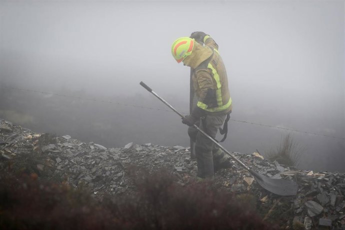 Extinguido el incendio de Ourol (Lugo), que calcinó 32,83 hectáreas Un bombero trabaja en las labores de extinción de un incendio forestal en Ourol